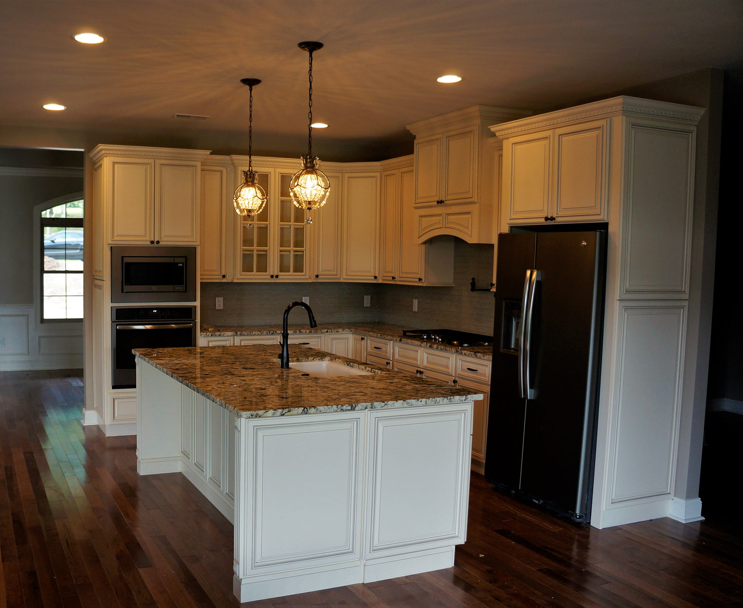 Signature Pearl Kitchen Cabinets – Elegant Creamy Finish for Timeless Kitchens