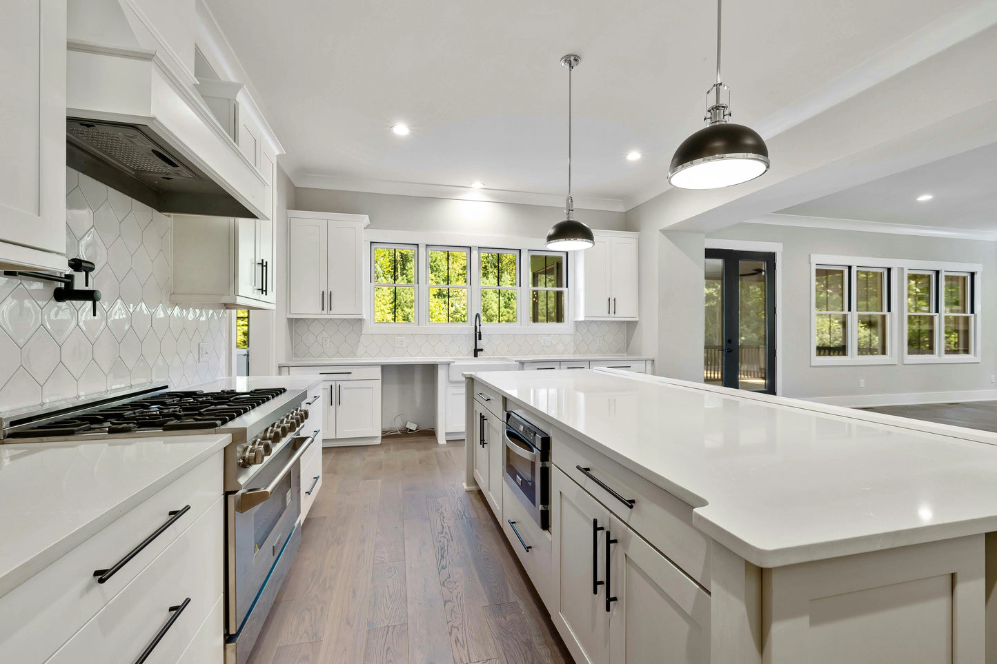 White Shaker & Pepper Shaker Kitchen Cabinets – A Bold Contrast for Modern Living