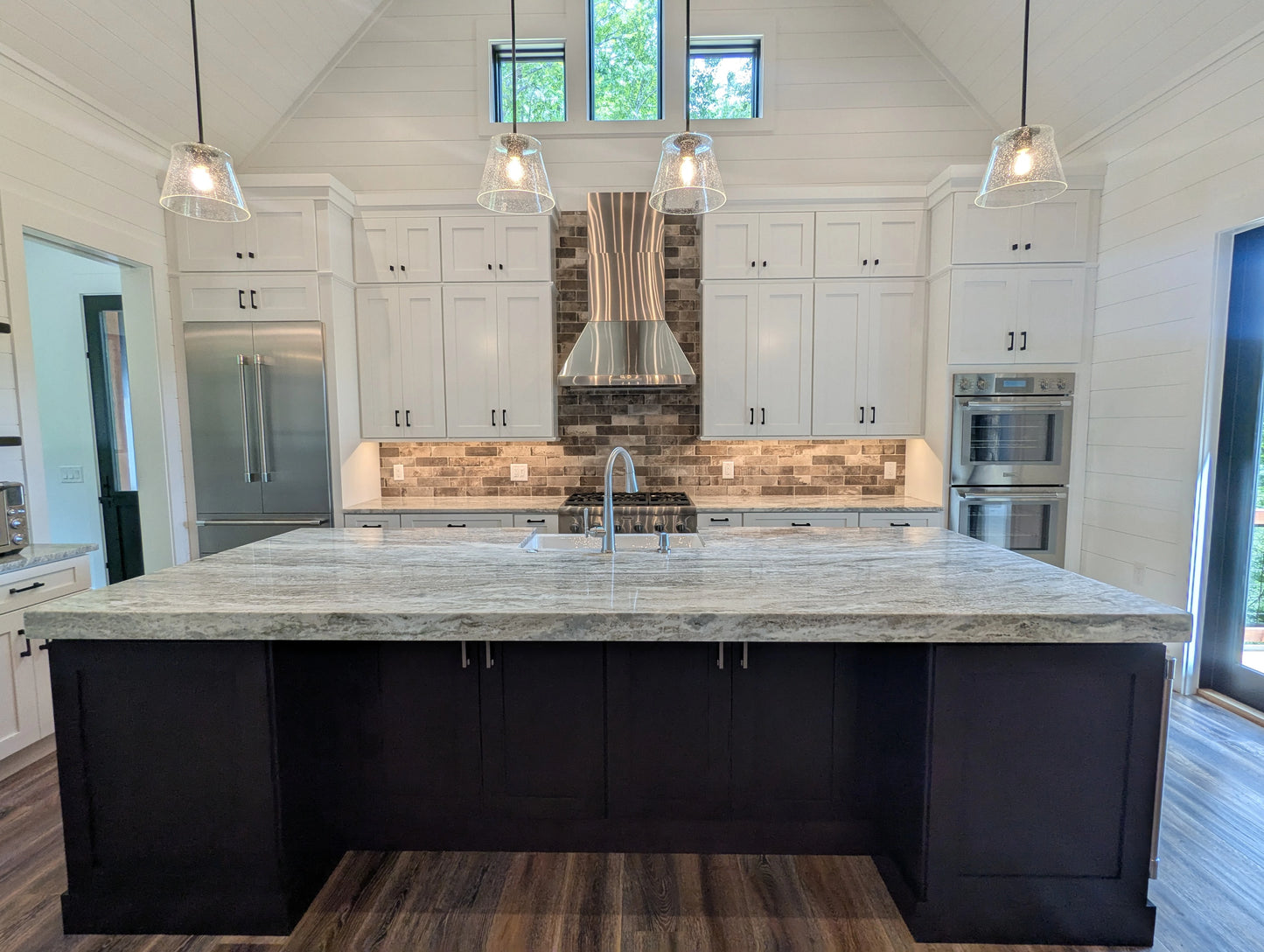 White Shaker & Pepper Shaker Kitchen Cabinets – A Bold Contrast for Modern Living