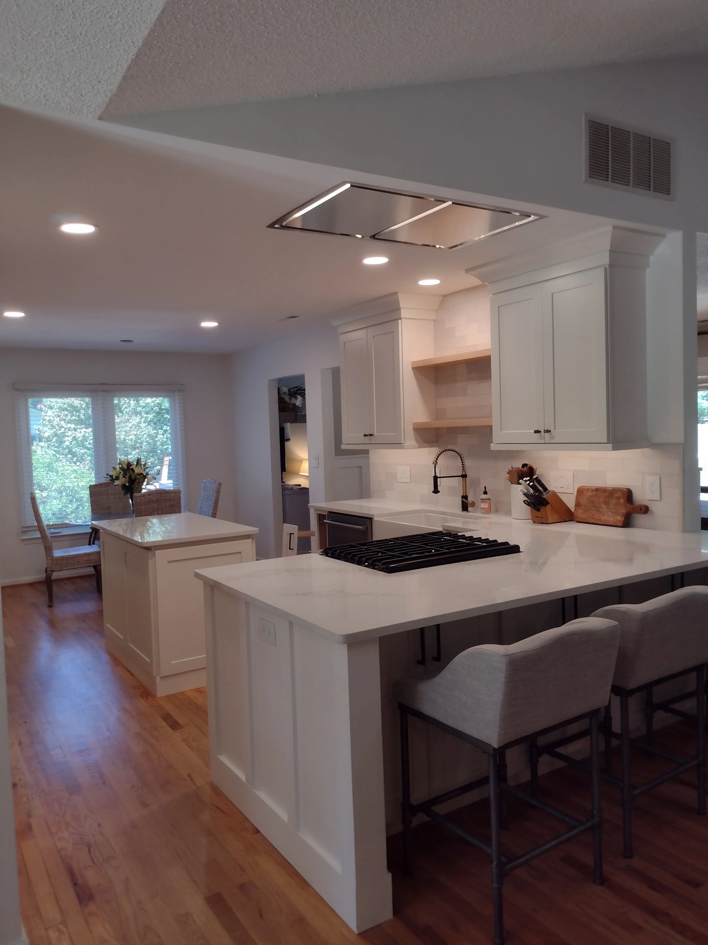 White Shaker Driftwood Kitchen Cabinets – Warm, Natural & Stylish