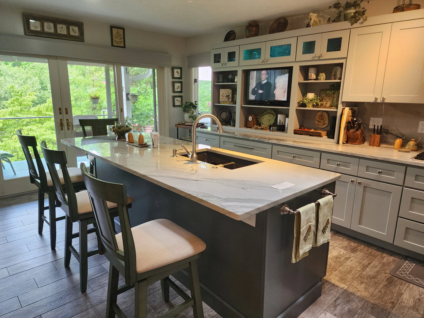 Desoto Grey & Platinum Shaker Kitchen – Stylish Contrast for a Modern Home