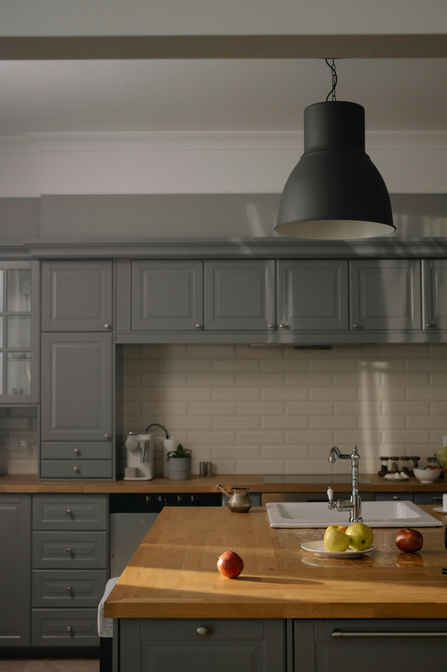 Desoto Grey & Platinum Shaker Kitchen – Stylish Contrast for a Modern Home