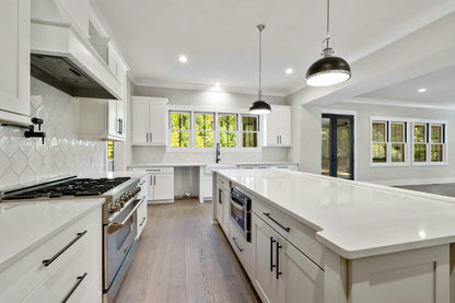 White Shaker & Pepper Shaker Kitchen Cabinets – A Bold Contrast for Modern Living