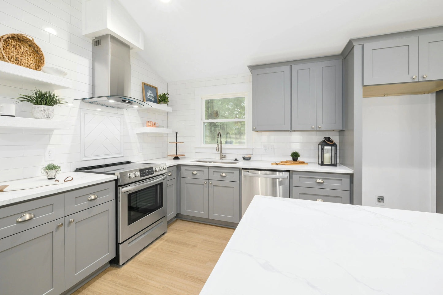 Desoto Grey & Platinum Shaker Kitchen – Stylish Contrast for a Modern Home