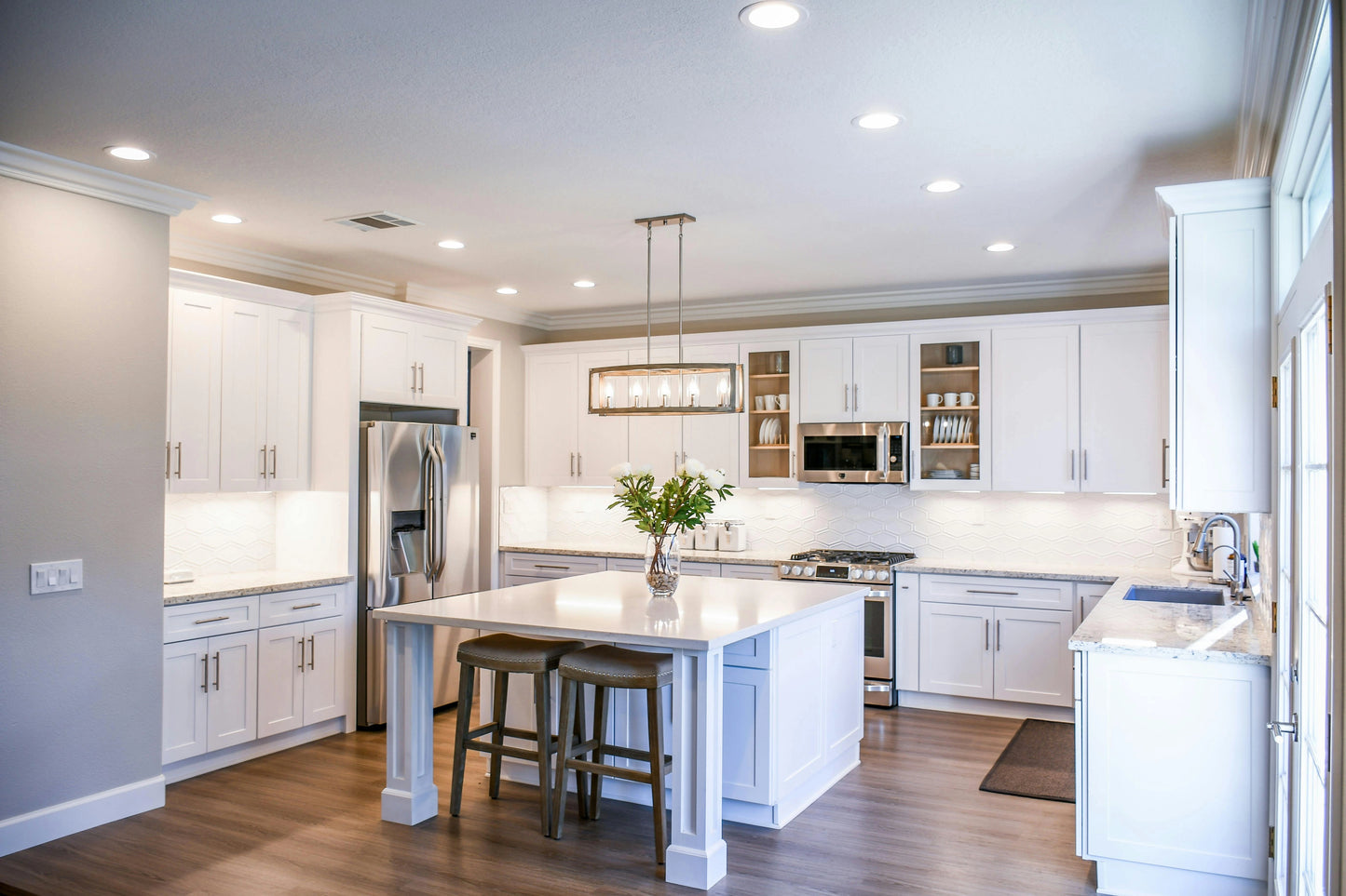 White Shaker & Pepper Shaker Kitchen Cabinets – A Bold Contrast for Modern Living