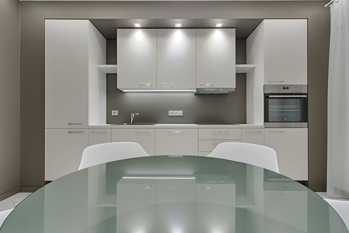 White Shaker Driftwood Kitchen Cabinets – Warm, Natural & Stylish
