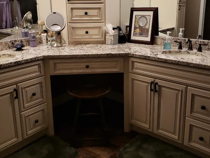 Signature Pearl Kitchen Cabinets – Elegant Creamy Finish for Timeless Kitchens