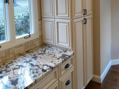 Signature Pearl Kitchen Cabinets – Elegant Creamy Finish for Timeless Kitchens