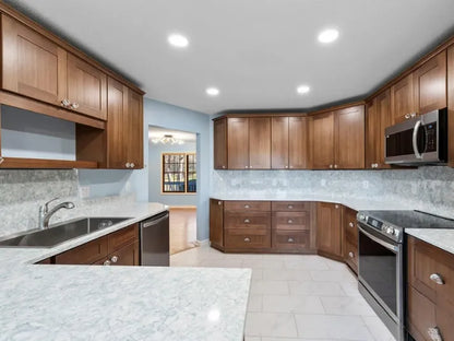 Woodland Brown Shaker Kitchen Cabinets – Elegant, Bright & Timeless