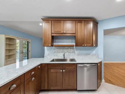 Woodland Brown Shaker Kitchen Cabinets – Elegant, Bright & Timeless